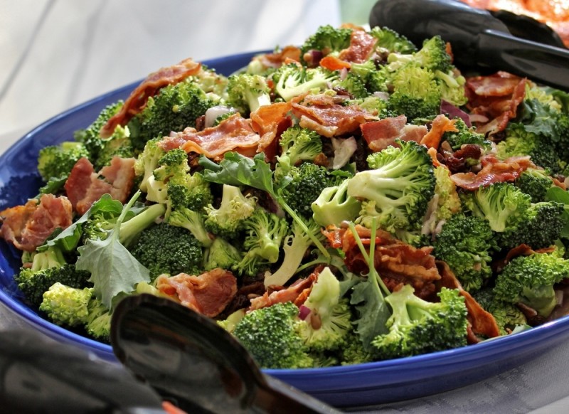 Broccolisalat er lækkert og sundt tilbehør