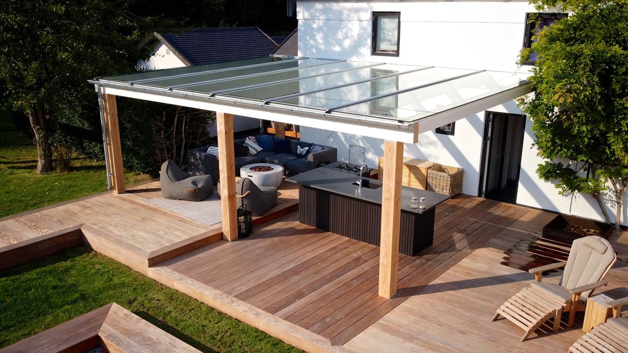 Få det bedste ud af udendørslivet med en overdækket terrasse