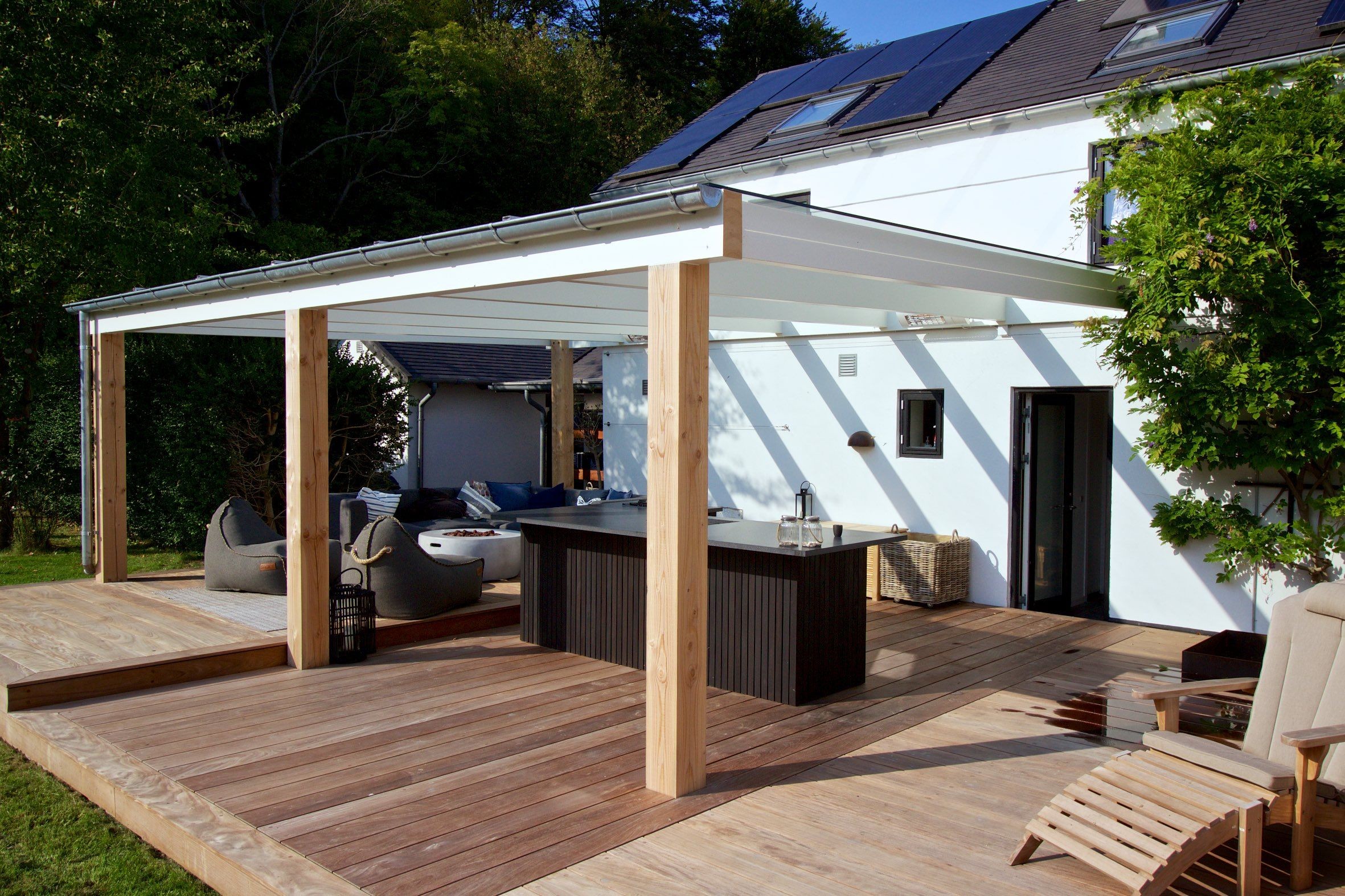 Gå en strålende sommer i møde med en overdækket terrasse