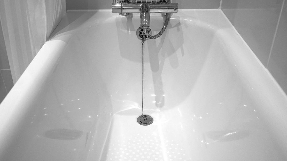 Få lavet badekar reparation – hellere end at smide det ud